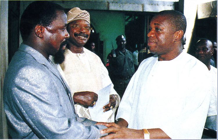 Пророк T.B. Joshua с тёплыми рукопожатиями с Его Превосходительством, губернатором штата Abia - Orji Uzor Kalu, в рядом за этим наблюдает бывший министр информации - Alex Akinyele
