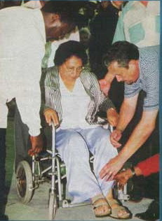 Пророк Joshua и пастора возлагают руки на Maude Thuynsma (79), страдающей болезнью Паркенсона.