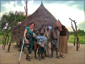 Мишель Перри и Дженни Джой с суданскими детьми