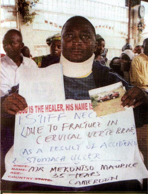 У Merontso Maurice из Камеруна не гнётся шея