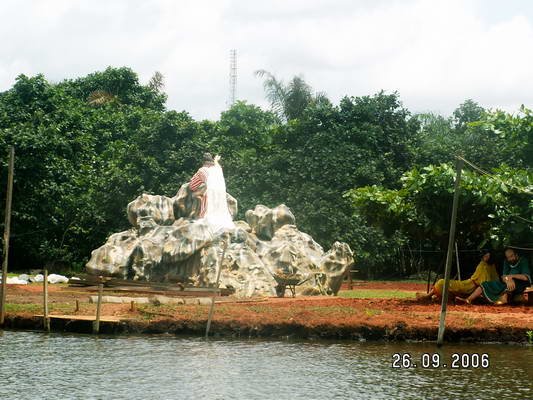 Молитвенная гора. Статуя молящегося Иисуса, справа - спящие ученики
