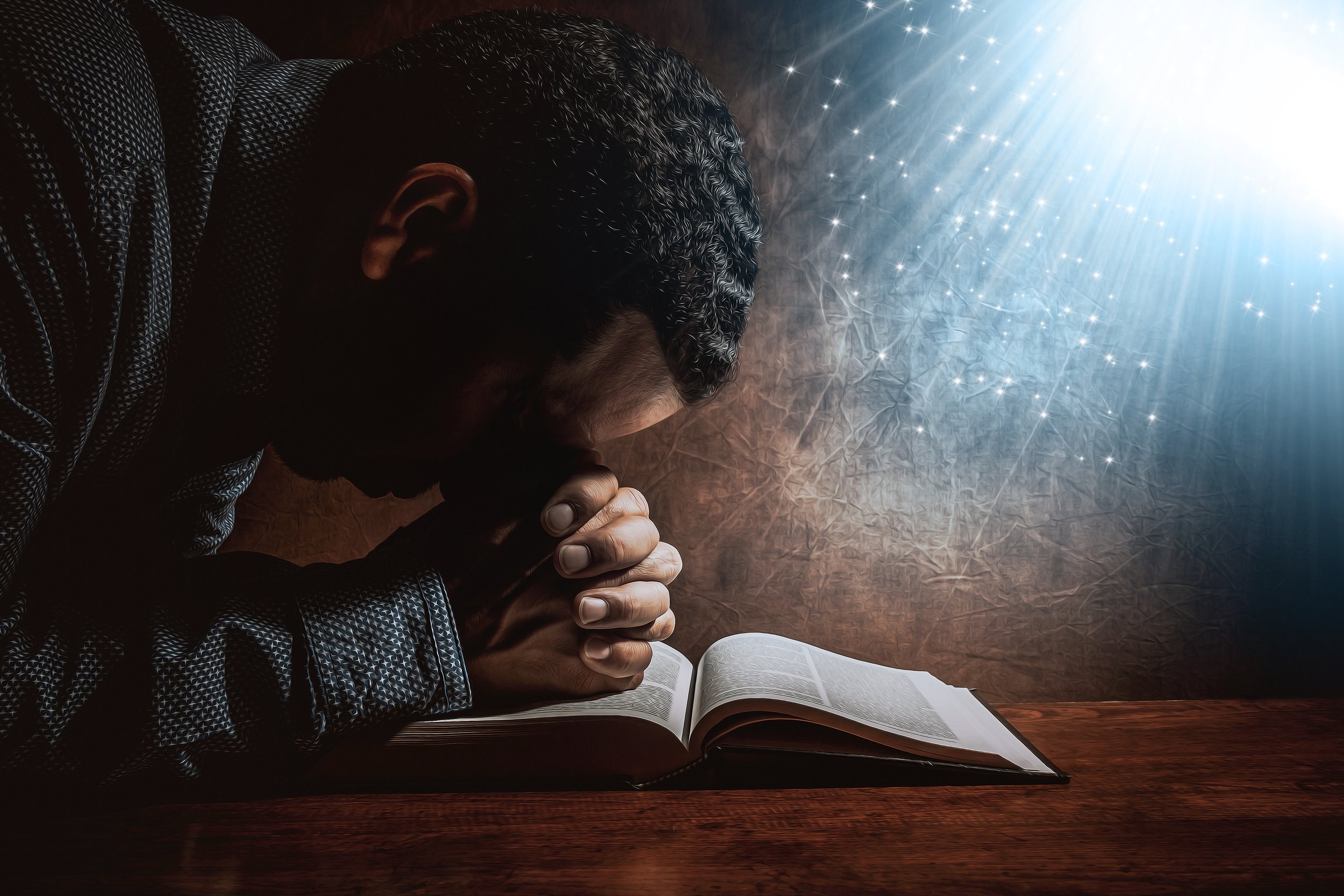 Через размышление. Человек молится. Мужчина молится. Человек молится с Библией. Молитва.